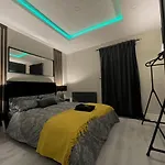 Immaculate Modern Home With Parking - Sleeps 8 -
