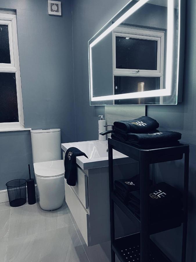 Immaculate Modern With Parking - Sleeps 8 - *