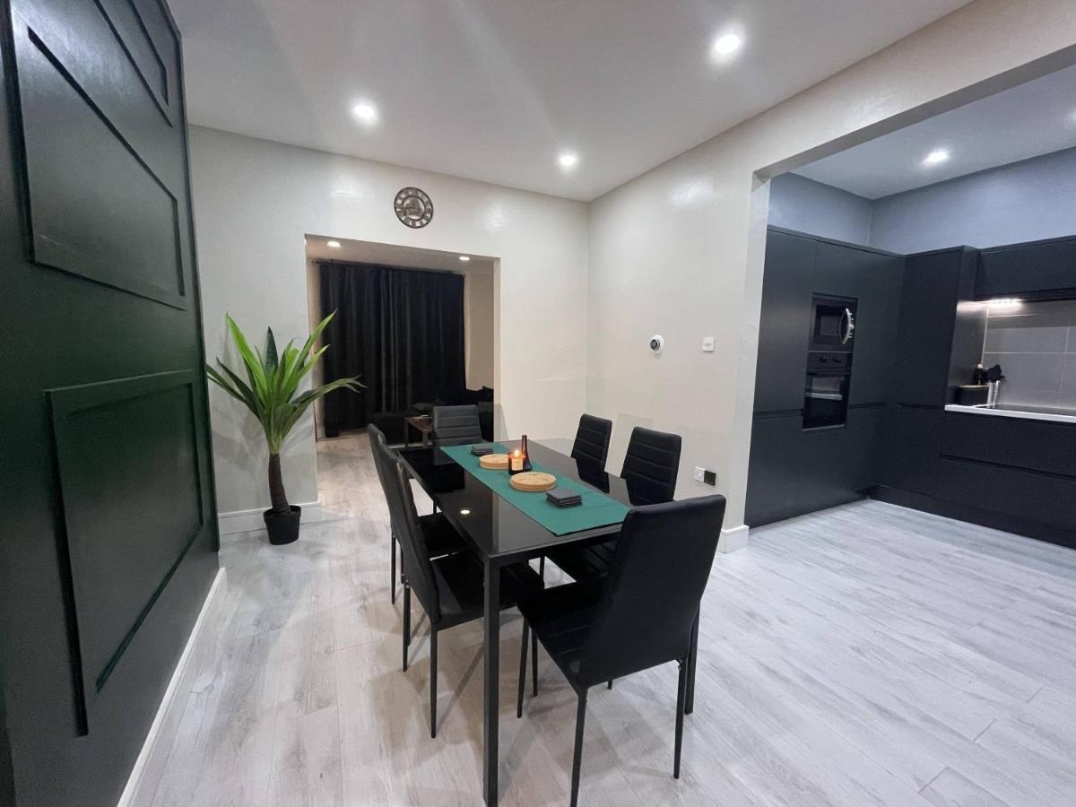 Immaculate Modern With Parking - Sleeps 8 -