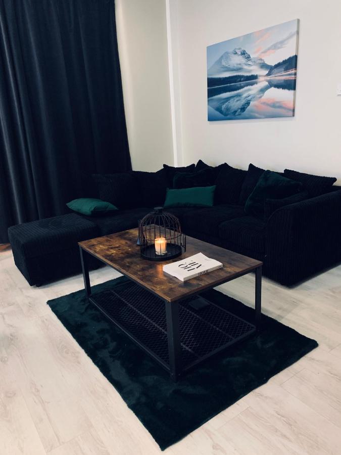 Immaculate Modern With Parking - Sleeps 8 - Holiday home Liverpool