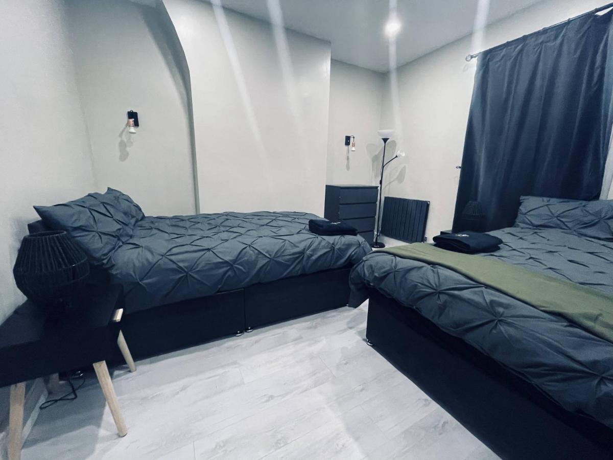 Holiday home Immaculate Modern With Parking - Sleeps 8 - *
