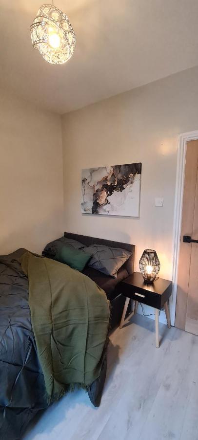 Holiday home Immaculate Modern With Parking - Sleeps 8 - Liverpool