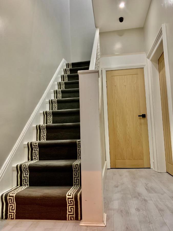 Immaculate Modern With Parking - Sleeps 8 - Holiday home *