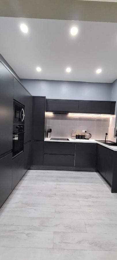 Immaculate Modern With Parking - Sleeps 8 - Holiday home